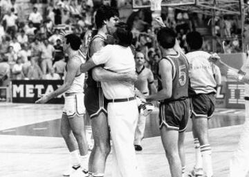 Fue convocado con al Selección Española por primera vez en 1981 por Antonio Díaz-Miguel. Con él ganó la plata en el Eurobasket de Nantes en 1983 y la plata de los JJ.OO. de Los Ángeles en 1984.