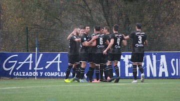 Los jugadores del Lealtad celebran un gol de su equipo.