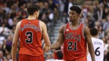 Jimmy Butler y Doug McDermott.