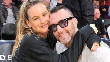 Adam Levine y Behati Prinsloo en el juego de Los Angeles Lakers contra Dallas Mavericks en el Staples Center; Los Angeles, California. Diciembre 01, 2019.