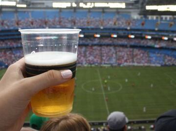 Una de las normativas que exige la FIFA para aquellos países que deseen organizar una Copa del Mundo es garantizar la venta de cerveza dentro de los estadios. Sin embargo, esta solicitud suele entrar en conflicto con las leyes de determinadas naciones. Para su Mundial, Brasil debió derogar una norma que prohibía la venta de alcohol en los estadios. Ahora, uno de los tantos problemas que enfrenta la organización de la copa en Qatar en 2022 es la restricción absoluta de bebidas alcohólicas en el país debido a los preceptos del islam.