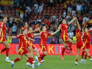 ZÚRICH (SUIZA), 23/07/2025.- Las jugadoras de la selección española celebran la victoria, a la finalización del encuentro correspondiente a la semifinal de la Eurocopa Femenina 2025 que han disputado hoy miércoles las selecciones de Alemania y España en el estadio Letzigrund de Zúrich (Suiza). EFE/ Ana Escobar