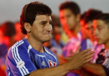 18. Pedro González tuvo su opción en la Copa América, pero siempre opacado por Zamorano y Salas. 
