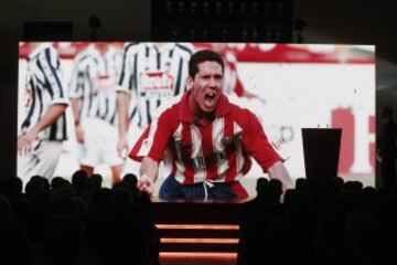 El acto de presentación del nuevo nombre del estadio rojiblanco y su escudo ha contado con todos los miembros que forman la familia atlética en el Estadio Vicente Calderón.