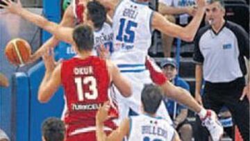 <b>MURALLA. </b>Bargnani y Gigli intentan que Okur no reciba.