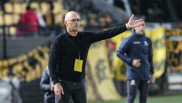 AME3137. MONTEVIDEO (URUGUAY), 20/04/2023.- El técnico de Peñarol, Alfredo Arias, da indicaciones durante un partido por la fase de grupos de la Copa Sudamericana entre el Peñarol de Uruguay y Millonarios de Colombia, hoy, en el estadio Campeón del Siglo en Montevideo (Uruguay). EFE/ Gastón Britos
