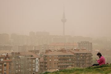 Madrid se ha despertado con un fenómeno meteorológico inusual generado por una elevada cantidad de polvo en suspensión proveniente del Sáhara. Un fenómeno que ha provocado una disminución en la calidad del aire así como arena en las calles, un cielo de tonos rojizos y subida de temperaturas. La situación estará extendida por toda la península durante el día de hoy.