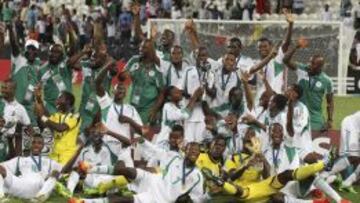 Los jugadores de la selección de fútbol sub-17 de Nigeria celebran su victoria en la final ante el combinado mexicano.