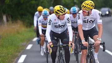 Chris Froome rueda junto a Luke Rowe con el maillot del Sky.