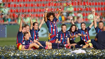 EINDHOVEN (PA?SES BAJOS), 03/06/2023.- Las jugadoras del FC Barcelona celebran la victoria tras jugar la final de la Liga de Campeones Femenina ante el Wolfsburgo, este s¨¢bado en el Philips Stadion de Eindhoven. EFE/ Alberto Est¨¦vez