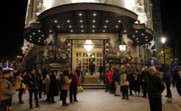 Un grupo de aficionados espera la llegada de los invitados a las puertas del Hotel Palace. 