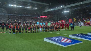 Los jugadores del Liverpool y del Atl&eacute;tico, antes de su duelo en Anfield.