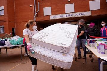 Colchones, ropa y alimentos se clasifican en una escuela utilizada como centro de distribución para las personas afectadas por las inundaciones en las afueras de Valencia. 