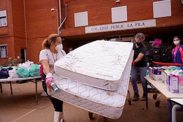 Colchones, ropa y alimentos se clasifican en una escuela utilizada como centro de distribución para las personas afectadas por las inundaciones en las afueras de Valencia. 