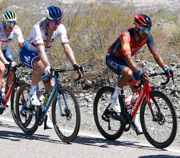 Fernando Gaviria ganó la cuarta etapa de la carrera argentina. Se impuso en el embalaje ante Peter Sagan y celebró por primera vez con el Movistar Team.