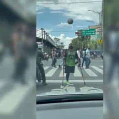 ¡Hay talento! Chico sin una pierna sorprende en semáforo de CDMX dominando el balón