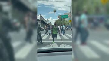 ¡Hay talento! Chico sin una pierna sorprende en semáforo de CDMX dominando el balón