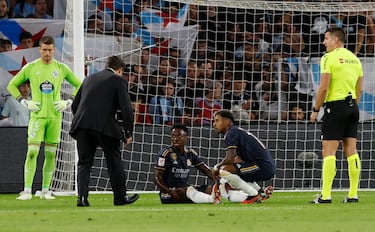 Vinicius se sienta en el césped de Balaídos y pide la sustitución.