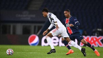Paris Saint-Germain's French defender Abdou Diallo (R) vies for the ball with Manchester United's English Forward Marcus Rashford during the UEFA Europa League Group H first-leg football match between Paris Saint-Germain (PSG) and Manchester Un