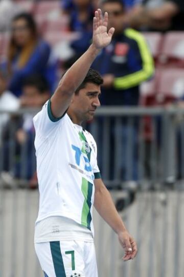 Fútbol, Universidad de Chile v Santiago Wanderers.
Décima fecha, campeonato de Apertura 2015.
El jugador de Santiago Wanderers, David Pizarro, abandona la cancha tras sufrir una lesión durante el partido de primera división contra Universidad de Chile disputado en el estadio Nacional de Santiago,