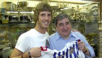 <b>DE BLANQUIAZUL. </b>Rubén Pérez fue presentado por Lendoiro y posó con la camiseta del Depor.