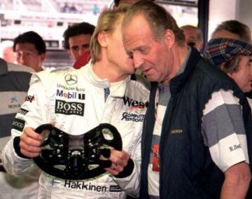 El motor es una de las grandes pasiones del Rey. En la imagen se le ve escuchando las explicaciones de Mika Hakkinen.