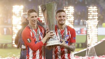 Fernando Torres y Saúl Ñíguez posan con la Europa League después de que el Atlético de Madrid ganara al Olympique de Marsella.