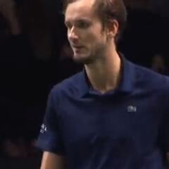 Se sabe que Medvedev no celebra, pero esto ya... Gana la Davis y aquí va su reacción