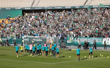 Los jugadores del Betis aplauden a los aficionados que se acercaron al estadio de la Cartuja para el entrenamiento previo al derbi contra el Sevilla.