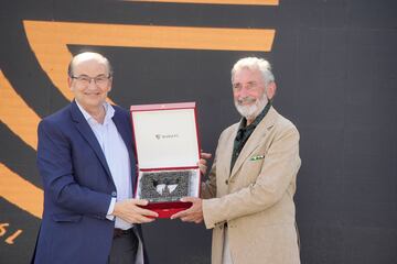 El presidente del Sevilla FC, Francisco García Carranza.(i) y el presidente del Celta de Vigo, Carlos Mouriño (d), durante la celebración del Centenario del RC Celta.