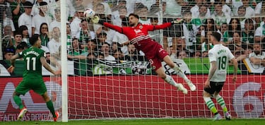 El Racing recupera su pegada en medio del dominio del Elche