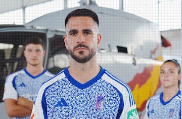 Segunda equipación con estampaxo en azul y blanco.