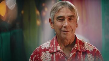 El surfista Gerry Lopez, de pecho para arriba y con camisa hawaiana y un fondo de colores, en su película The Yin & Yang of Gerry Lopez.