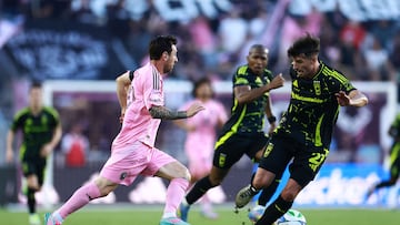 FORT LAUDERDALE, FLORIDA - MAY 31: Lionel Messi #10 of Inter Miami CF controls the ball whilst under pressure from Yevhen Cheberko #21 of the Columbus Crew during the MLS match between Inter Miami CF and Columbus Crew at Chase Stadium on May 31, 2025 in Fort Lauderdale, Florida. Rich Storry/Getty Images/AFP (Photo by Rich Storry / GETTY IMAGES NORTH AMERICA / Getty Images via AFP)