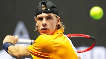 El tenista canadiense Denis Shapovalov devuelve una bola al eslovaco Martin Klizan durante su partido de cuartos de final del torneo de tenis de San Petersburgo.