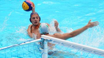 Marc Larumbe intenta lanzar ante Don Stewart durante el partido de la fase de grupos de waterpolo de los Mundiales de Nataci&oacute;n de Gwangju 2019.