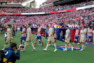Los jugadores de ambos equipos salen al terreno de juego del Cívitas Metropolitano antes del inicio del encuentro. 