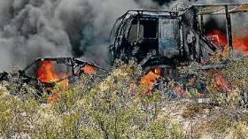 <b>IMAGEN DANTESCA. </b>El impacto entre el camión y el coche provocó el incendio de ambos vehículos.