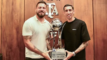 Jorge Broun y Ángel Di María, con el trofeo que reconoce a Rosario Central como Campeón de Liga 2025.