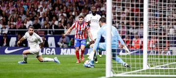 Julián Álvarez lanza raso portería y Thibaut Courtois desvía el balón con el pie.