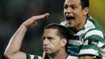 <b>Cansado</b>. El internacional brasileño y ex jugador del FC Barcelona, Fabio Rochemback (en la imagen, sosteniendo a su compañero en el Sporting "Derlei" Silva tras un gol), está cansado de no jugar