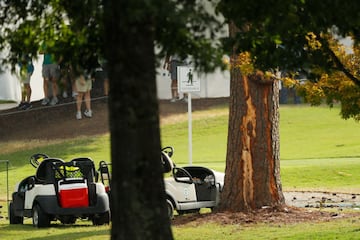 Una tormenta eléctrica paró el juego en el East Lake Golf Club de Atlanta, el campo en el que se disputa el Tour Championship, la final de la millonaria FedEx Cup. Un rayo cayó sobre un árbol, que se incendió y provocó que varios espectadores resultaran heridos. Varias ambulancias se dirigieron al lugar del suceso, aunque, según la NBC, no correrían peligro las vidas de ninguno de los afectados.