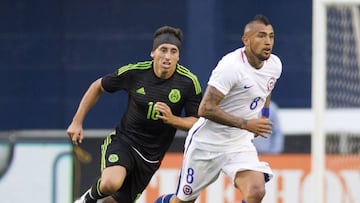 Foto de accion durante el partido amistoso de preparacion Mexico vs Chile vs Chile previo al inicio de la Copa America del Centenario de 2016, en e Estadio Qualcomm, en la foto: (i-d) Hector Herrera de Mexico y Arturo Vidal de Chile
01/06/2016/MEXSPORT/Victor Posadas.