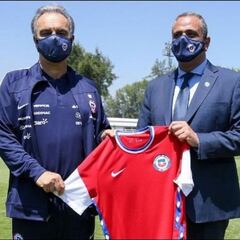 Lasarte adelanta cómo será la nómina de la Roja y la posición que más le preocupa