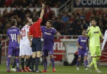 El árbitro José Luis González González saca la tarjeta roja al portero del Espanyol, Kiko Casilla, durante el partido de la vigésimo primera jornada de Liga de Primera División.