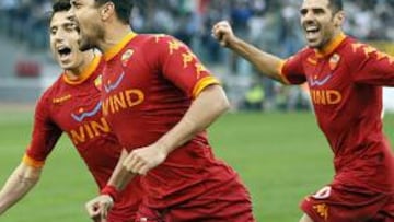 <b>DESDE LOS ONCE METROS.</b> Borriello y Vucinic decidieron el derbi desde el punto de penalti.