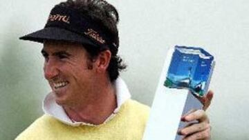 <b>VENCEDOR.</b> El español sostiene el trofeo como ganador del torneo.