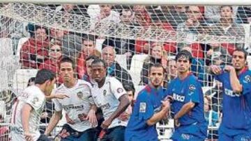 <b>OTROS DOS DEL GUAJE. </b>David Villa anotó dos tantos ayer de penalti y buscó el 'hat trick' en este lanzamiento de falta.