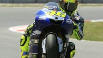 El piloto italiano del equipo Yamaha, Valentino Rossi, durante la primera jornada de entrenamientos libres del Gran Premio de Cataluña de motociclismo que se celebra este fin de semana en el Circuito de Montmeló (Barcelona).