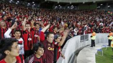 Hinchas del Atletico Paranaense en el amistoso contra el Corinthians, primer test del estadio Arena da Baixada antes del Mundial 2014.